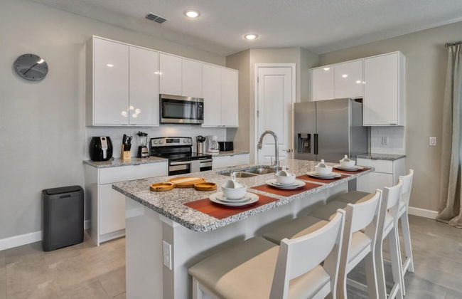 Luxury 5 Bedroom Home 10 Minutes From Disney - Photo 3