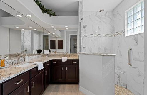 Sun-Soaked & Tranquil Getaway Relaxing Pool Area - Foto 17