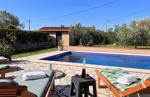 Villa Mirela with a comfortable garden and pool - Foto 13