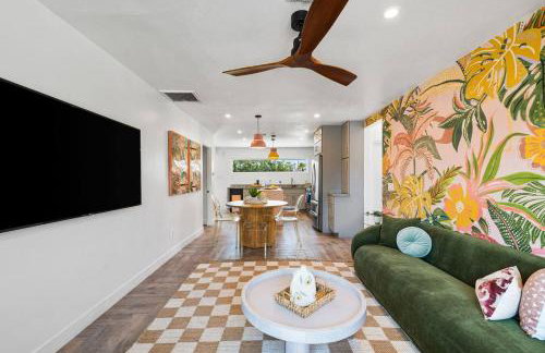 Whimsical Oasis Retreat by Rather Be Properties - Foto 37