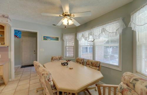 Pine Knoll Shores Getaway - Walk to Beach! - Foto 9