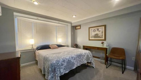 Near downtown with hot tub sleeps seven - Foto 4