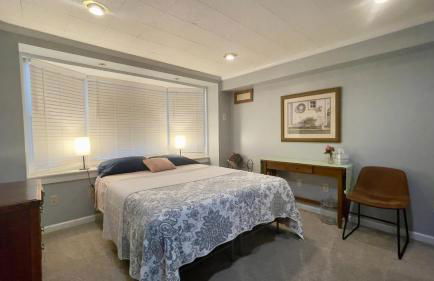 Near downtown with hot tub sleeps seven - Foto 4