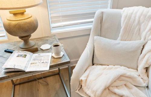 Chandeluer Shore 9 - Steps to Beach, Pet-Friendly, Pool, Fast WiFi - Foto 10