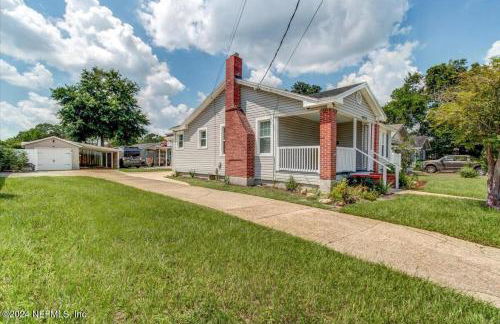 Sleek Jacksonville Gem Perfect for Two - Photo 11