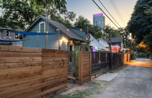 East Austin Bungalow w BBQ Firepit Fun Yard - Foto 22