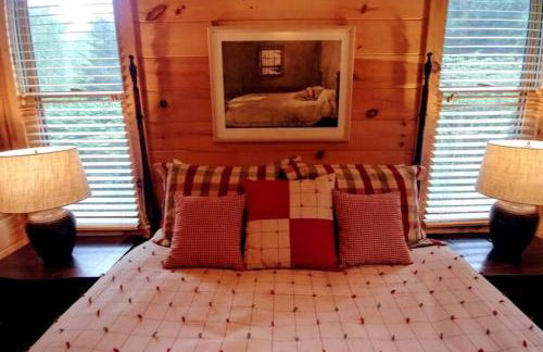 Water's Edge, Covered Porch, Deep Creek as your Backyard Haven, Hot Tub, Pool Table, Fire Pit, Close to Town & Entrance to National Park - Foto 27