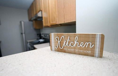 Modern Two BR Townhome, Workspace, Free Parking and Wi-Fi - Foto 19