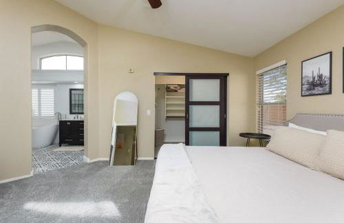 Luxe Desert-Chic 3BR with Heated Pool, Spa, and Grill - Foto 25