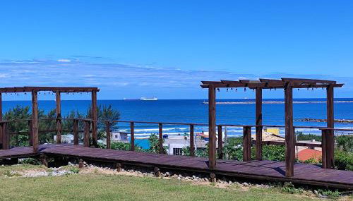 Chalé com Piscina Aquecida - Vista Panorâmica da Praia, a 200m do Mar, Sala de Jogos, Academia e Churrasqueira - Foto 4