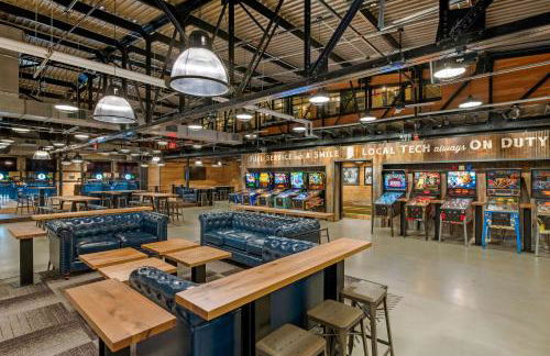 Stylish 3 Bed Retreat, Rooftop, Parking, Sleeps 10, Ensuite Baths, Bunk Room, Gourmet Kitchen, Cozy Living Space, Rooftop Views & Fire Table, Near Downtown, Distilleries & Marathon Village, 24 Hr Hospitality - Foto 32