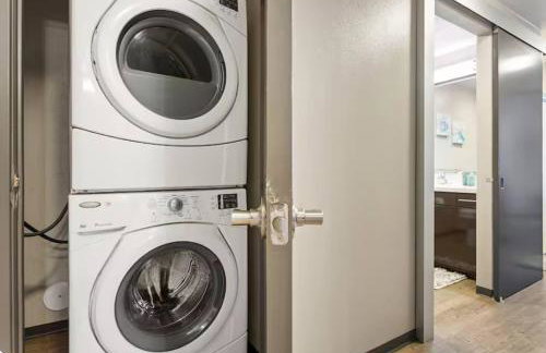 5-Star Irvine | Luxe 2BR w/ Pool, Gym & Parking - Foto 33