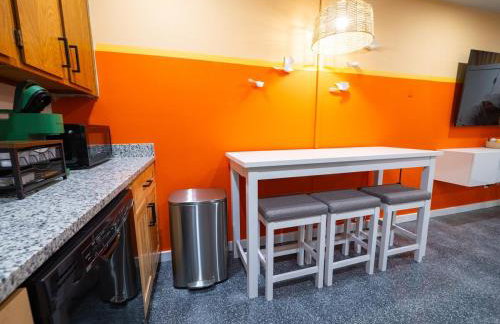 The Orange Lounge - 8 min to KU & Mass - Photo 24