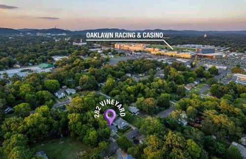 Vineyard Cottage-Pet Friendly & Walk to Oaklawn! - Foto 58