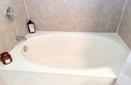 Ultimate Backyard Oasis, Heated Pool, Spa and Lake - Foto 20