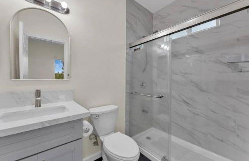 Urban Retreat Fun Relax Self Check-In Hot Tub Foosball Fire Pit Cornhole - Photo 35