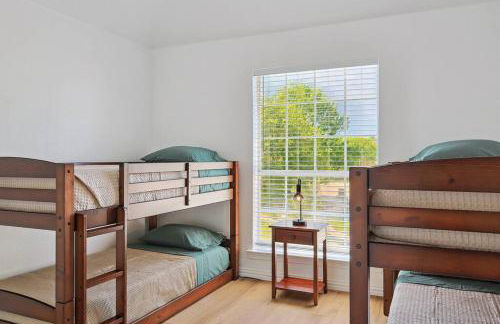 Wellness Oasis 5BR W Pool + Huge Yard + Fire Pit - Foto 42