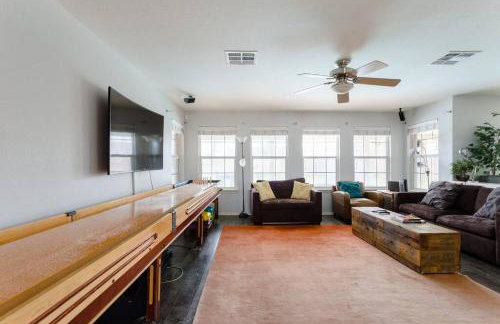 Amazing House with Pool, Arcade, Hot Tub and More - Accomodates 16 guests - Photo 4