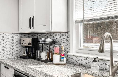 Warm & Comfy 2BR, Huge Backyard, Great Location! - Photo 69