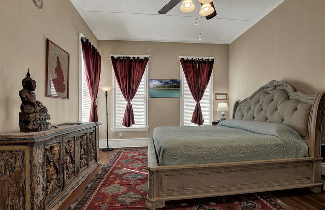 Beautiful and Unique Home With Fireplace and Pool! - Photo 2