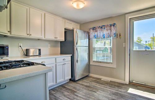 Walk to Swifts Beach! Classic Cottage with Deck - Foto 11