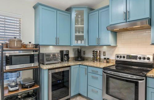 Beautiful Pet Friendly Home! Tropical Pool, Optional Golf Cart & Pool Heat, Minutes to Beach - Foto 6