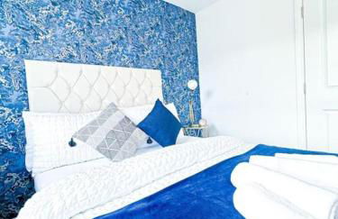 City Centre 3 Bedroom House Sleep upto 9 Guests with Garden and Parking - Foto 34