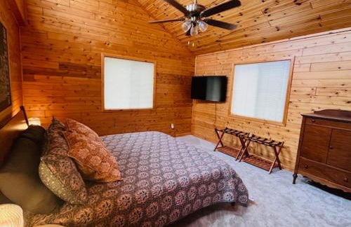 Gaylord Lakefront Cabin w Private Dock Fire Pit - Foto 15