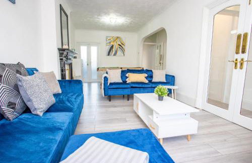 Sunny 3BR Home Near Portsmouth Park - Photo 3