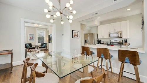 Massive Mid-Century Marvel 5 Bedrooms and Parking - Foto 2