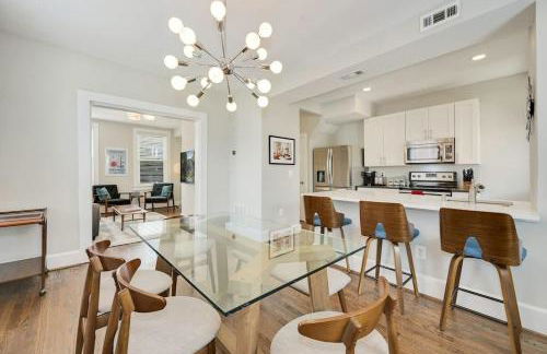 Mid-Century Townhome Steps from Restaurants #DCottage - Foto 1