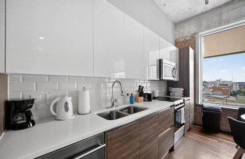 Stunning Downtown Apartment with Pool, Laundry, Parking - Foto 6