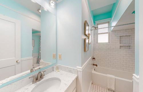 Charleston-style cottage w/ lovely decks, steps to the beach & pools - Foto 23