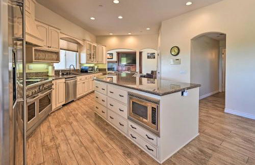 Luxe Vista Getaway with Private Pool and Hot Tub! - Foto 9