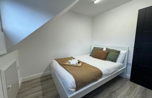 Modern Central Apartments with Balcony - Photo 54