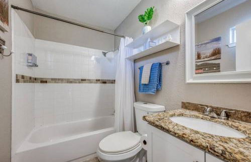 Centrally Located 3BR 2BA - ! - Photo 14