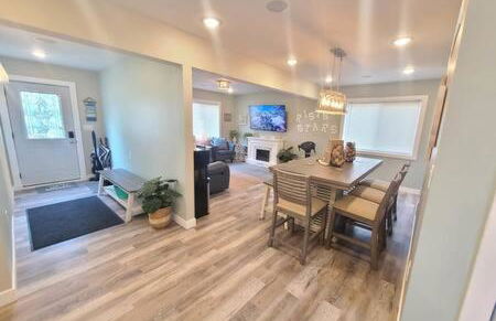 Stunning Lake Home w arcade and huge deck - Foto 28