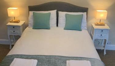 Large 2 bedroom town centre top floor flat with free parking - Foto 2