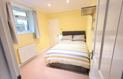 The Conifers 3 Room Small but Stylish Self Catering Bedsit Flat in Nature Reserve Free Eden taxi b4 9pm no lounge - Photo 3