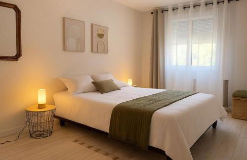 LA PROVENCE - '' TRAVELLER AWARD 2026 '' - Charming modern family apartment, pool & private parking near Avignon, fully renovated with interior-architect design - Foto 1