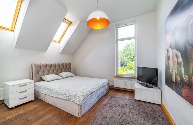 Luxurious Amber Villa With Private Pool and Garden Views - Photo 4