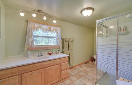 Spacious Winter Retreat with River Access and Kayaks! - Foto 27