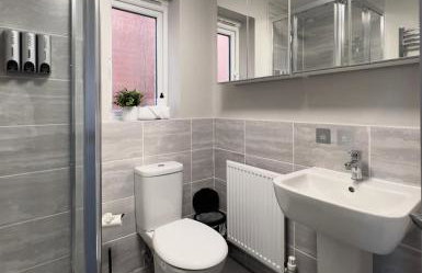 Ultra Modern large 4 bed executive home Durham - Photo 9