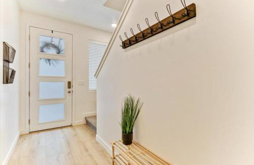 Modern 4BR Home Rooftop Patio Mountain Views - Foto 10