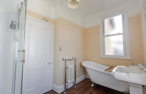 Stylish 3-Bed Home - 2 Mins to Beach & Town - Foto 56