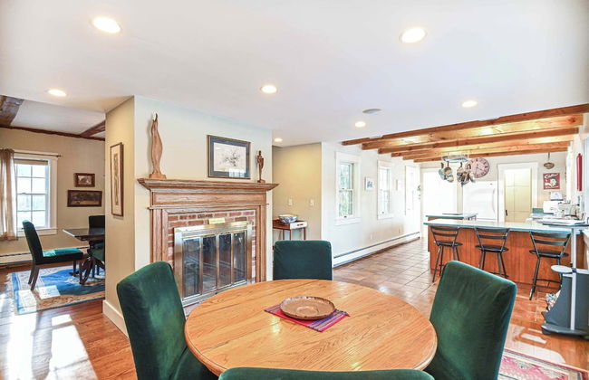 4 BDR w/ Private Hot Tub, Backyard and Deck! - Photo 22