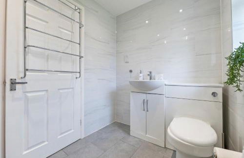 Spacious 3-Bed Home with Driveway Parking - Gloucester - Foto 8