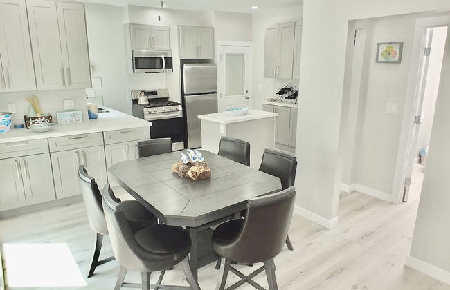 New Beach & Bay Retreat Full of Amenities! - Foto 13