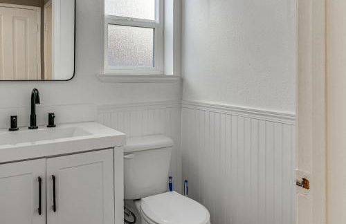 Modern Oceanside Living! Family Home with Workspace - Foto 12