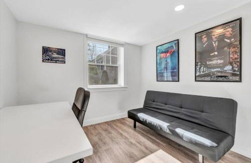 Waterfront Retreat with Private Dock and Fire Pit, Sleeps 8, Outdoor Dining, Spa-Style Primary, Gourmet Kitchen with Dual Dishwashers, Gas Fireplace, River Views, Bright Open Layout, Central AC, Perfect Coastal Escape for Families, 24 Hr Hospitality - Foto 21